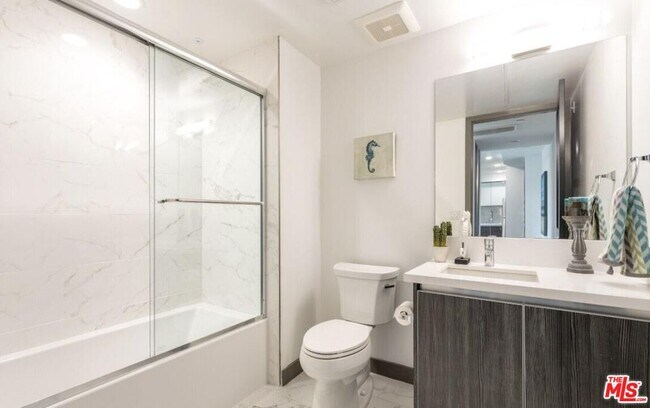 Foto del edificio - 552 N Hobart Blvd