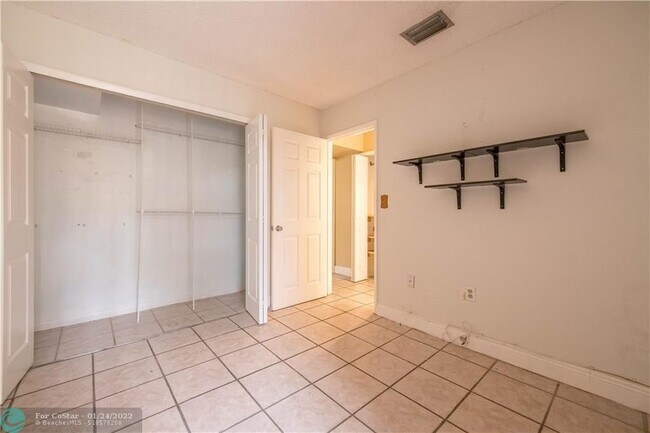 Foto del edificio - 690 W Park Dr