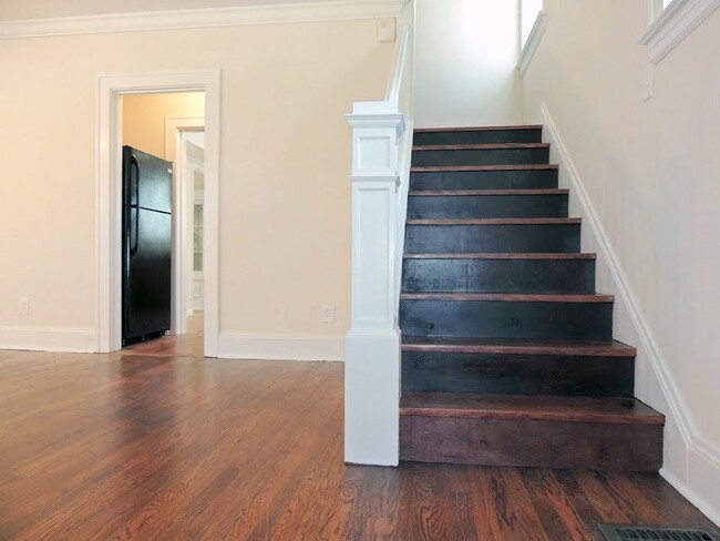 Building Photo - 3 Bed - 1.5 Bath Colonial for Rent in Clev...