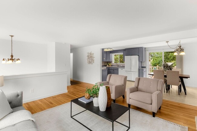Building Photo - 5bd/3.5ba Bellevue Home