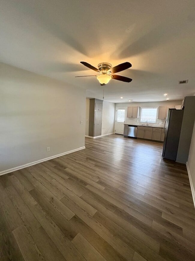 Building Photo - Charming Three Bedroom Duplex on Harborvie...