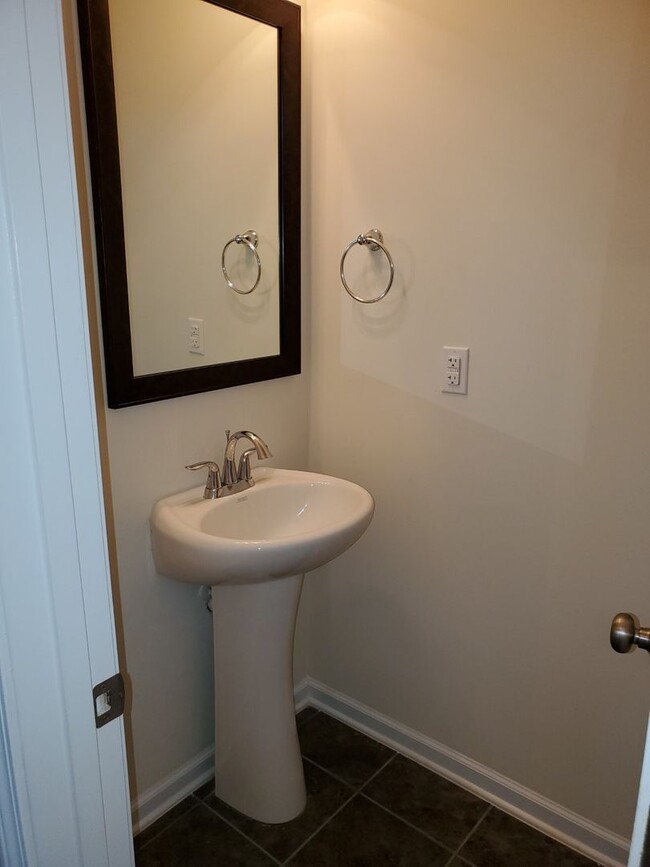 Building Photo - Beautiful 3 Bedroom 2.5 Bath Home Brooklan...