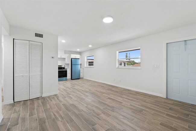 Building Photo - 1301 Emerald Terrace