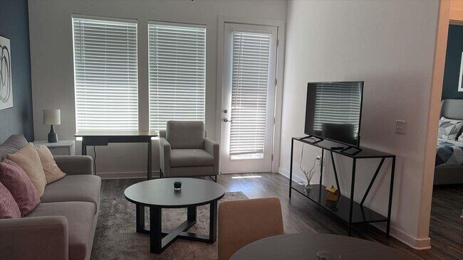 Building Photo - 680 Naumann Dr