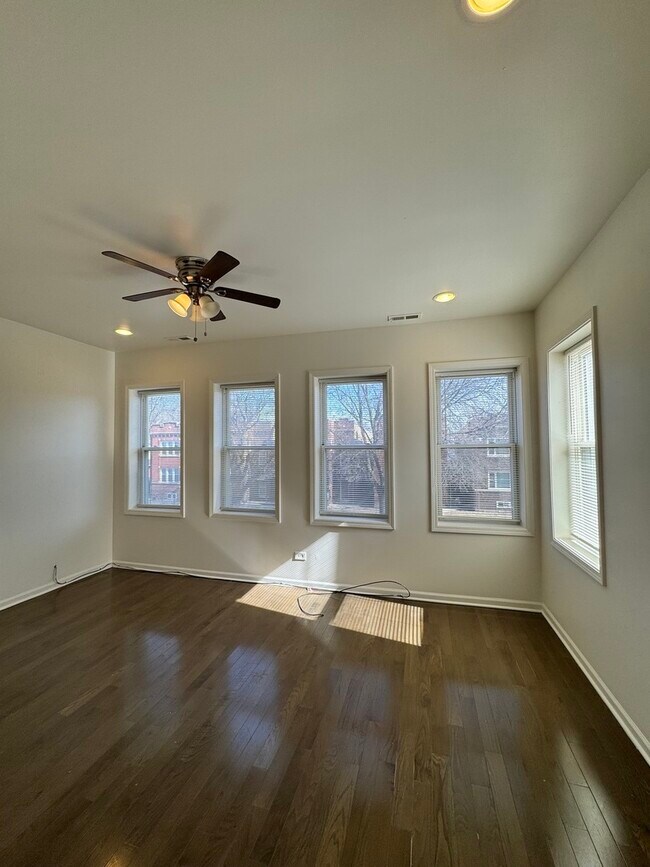 Foto del edificio - 1748 N Austin Ave