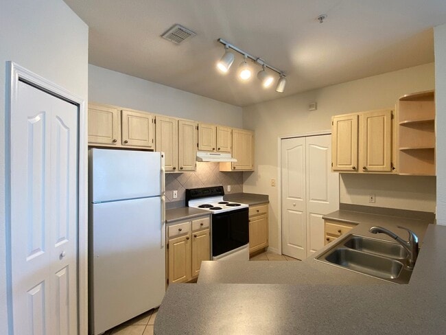 Building Photo - Spacious 2br/2ba Visconti Condo with W/D H...