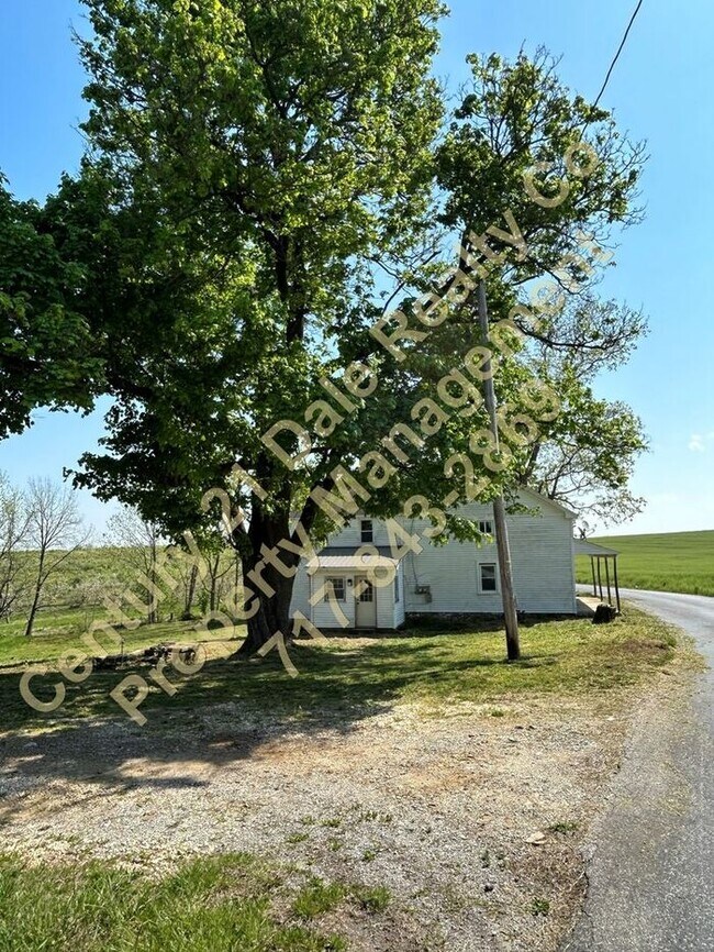 Foto del edificio - Beautifully Redone 4 Bedroom Farmhouse in ...