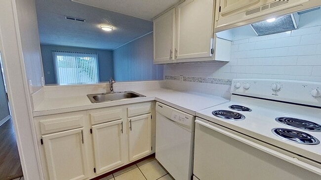 Foto del edificio - Beach Living at it's Best!  Two Bedroom/On...