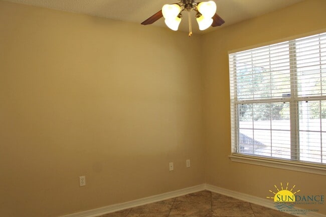 Building Photo - Beautiful 4 Bedroom Home in Crestview