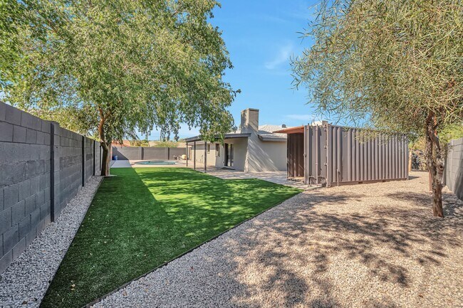 Foto del edificio - 6-Bedroom, 3-Bath Tempe Home with Pool, Bar & Prime Location