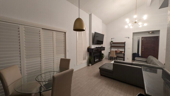 Building Photo - Studio Townhome in Scottsdale