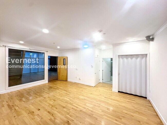 Foto del edificio - 2 Bed/2 Bath Condo with Underground Garage...