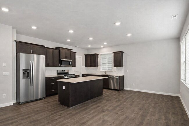 Foto del edificio - Beautiful large newer build 4 bedroom in Lipoma Firs!