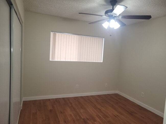 Dormitorio - 9121 Orion Ave