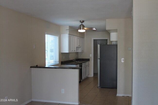 Building Photo - 2813 E Capri Cir