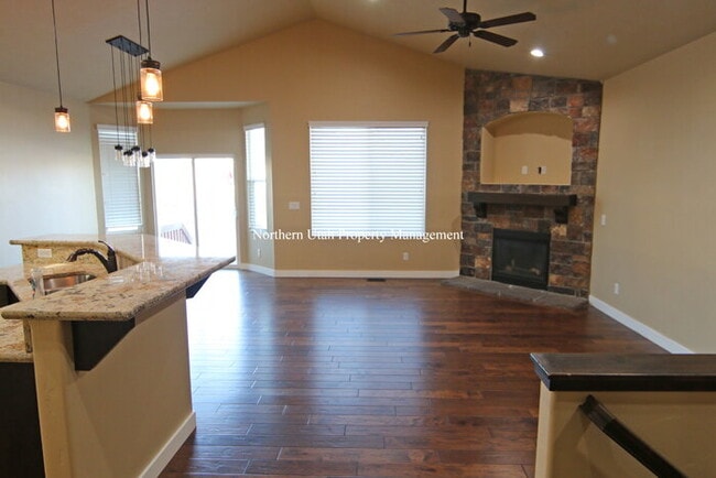 Foto del edificio - Beautiful Layton Home