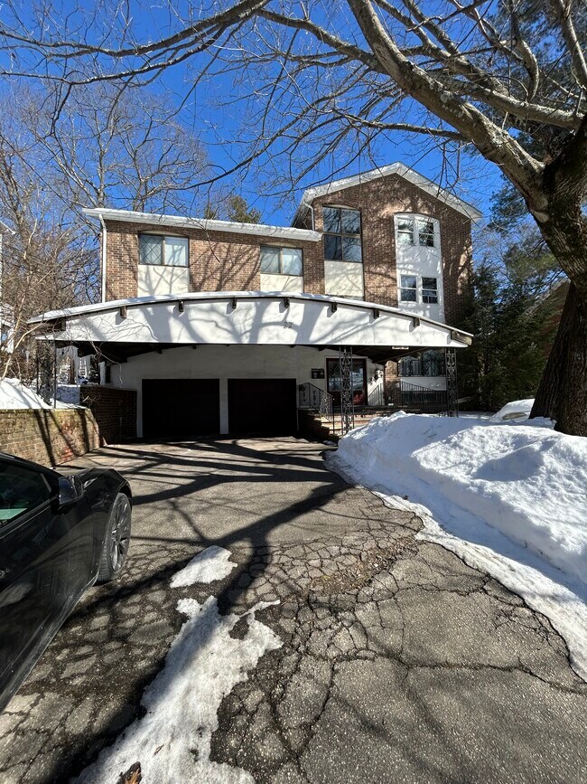 Building Photo - 22 Broadlawn Park