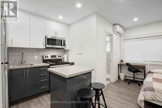 Photo du bâtiment - 595-595 St Clair Ave W