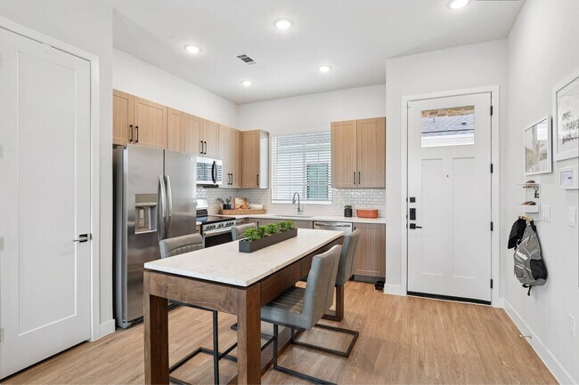 Foto del edificio - The Village at Golden Triangle