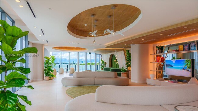 Foto del edificio - 700 NE 24th St