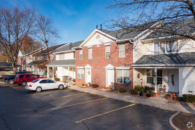 Building Photo - Village Green Townhomes