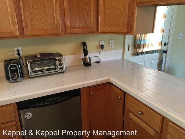 Building Photo - 3 br, 2 bath House - 1120 Tulip Lane