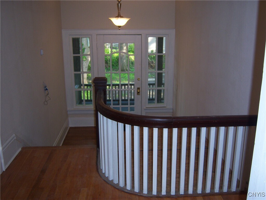 Primary Photo - 1658 James St