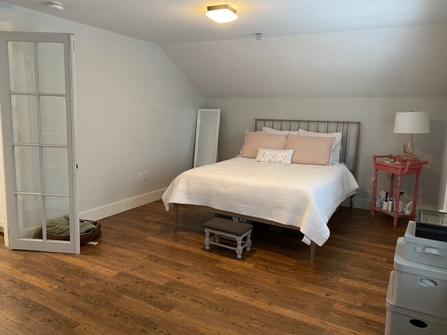 Large bedroom with views of green - 4 S Park St