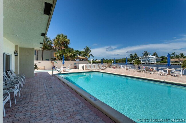 Foto del edificio - 650 Snug Harbor Dr