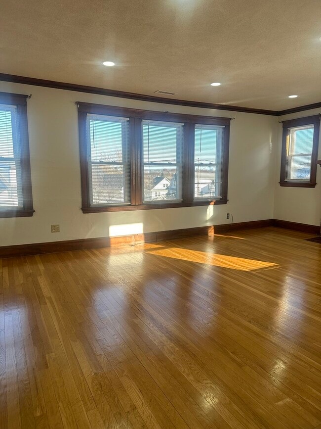 Building Photo - 58 Edgecliff Rd