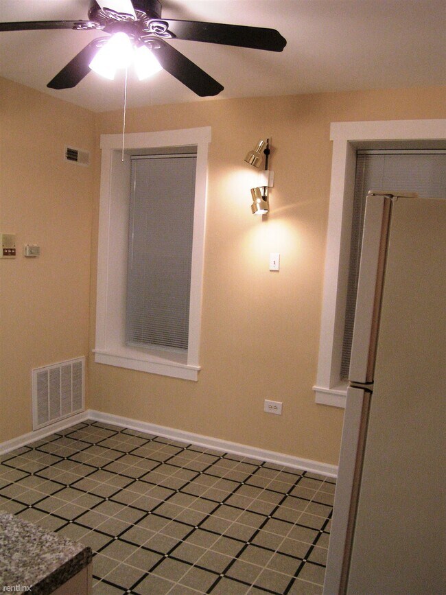 Building Photo - 1 br, 1 bath Duplex - 1433 N Paulina St BR