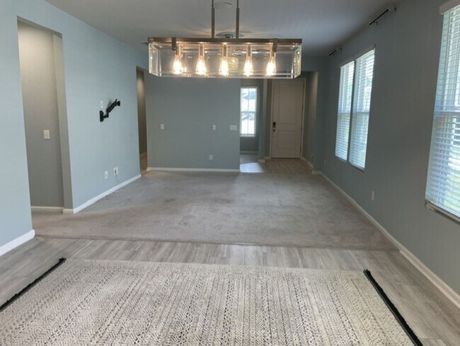 Building Photo - 802 Destiny Dr