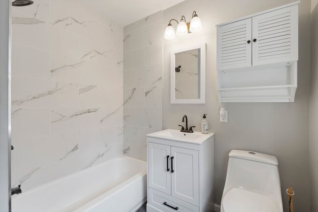 Building Photo - RENOVATED Riverside/ Murray Hill Unit for Rent!