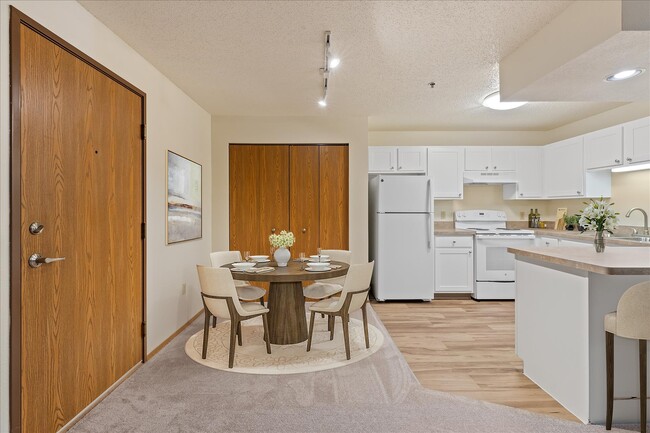 Cocina y comedor de concepto abierto - Maple Creek Apartments