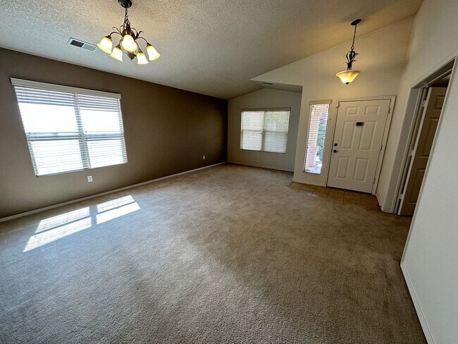 Building Photo - Large 3 bed / 2 Bath | Desirable Cabezon H...