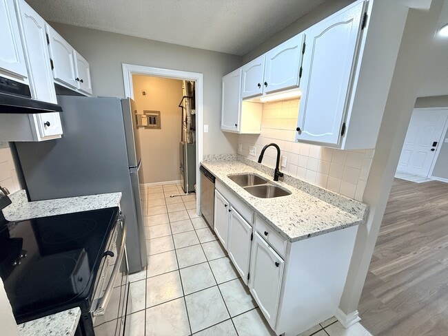 Foto del edificio - 705 Gordon Smith Blvd