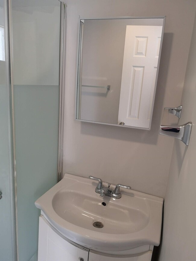 Building Photo - 844 Home St