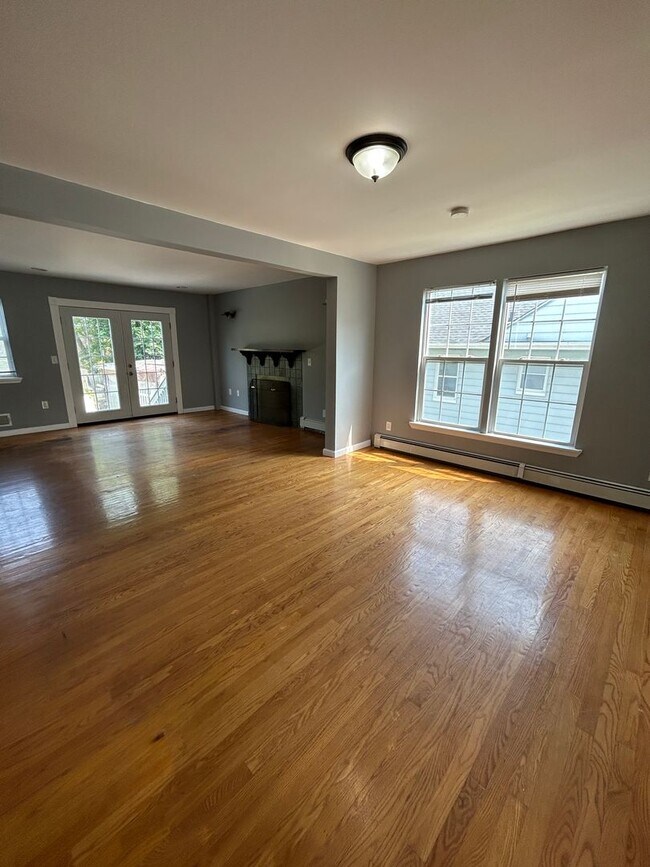 Foto del edificio - Discover Your Dream Home in Neptune: Spacious 4-Bedroom, 2.5-Bath with Private Backyard and Drive...