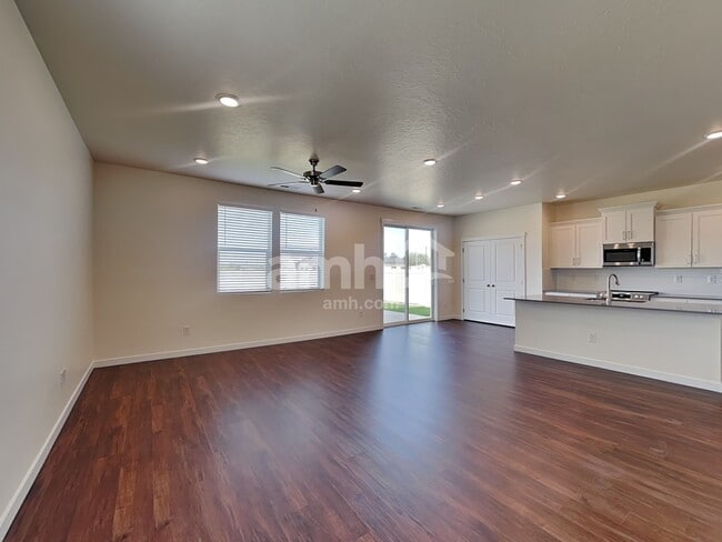 Building Photo - 1529 N Garnet Creek Ave