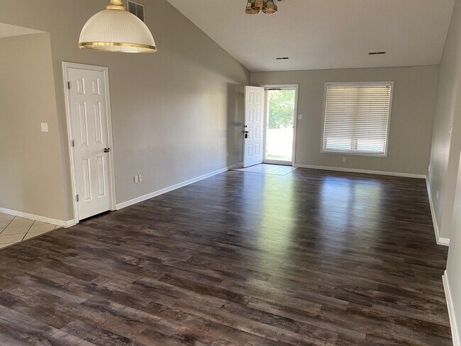 Building Photo - 508 Dustin Dr