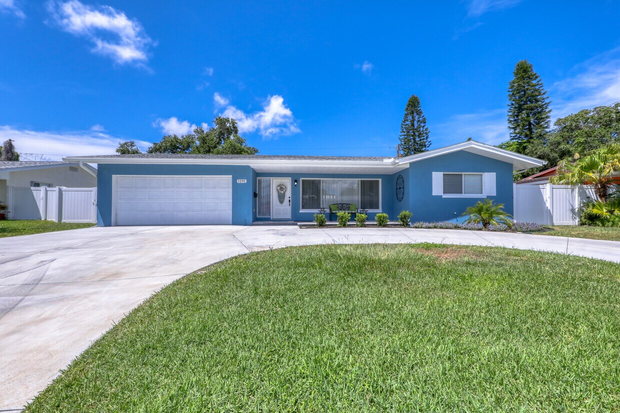 Beautiful Family Sized Home, Furnished - 5191 41st St S