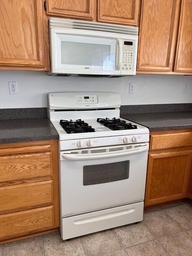 Foto del edificio - Centrally located 3 bedroom home in Fernley- 3 car garage