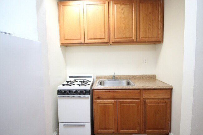 Building Photo - 6 E Preston St