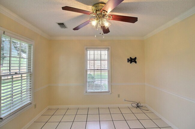 Foto del edificio - 383 E Valleywood Dr