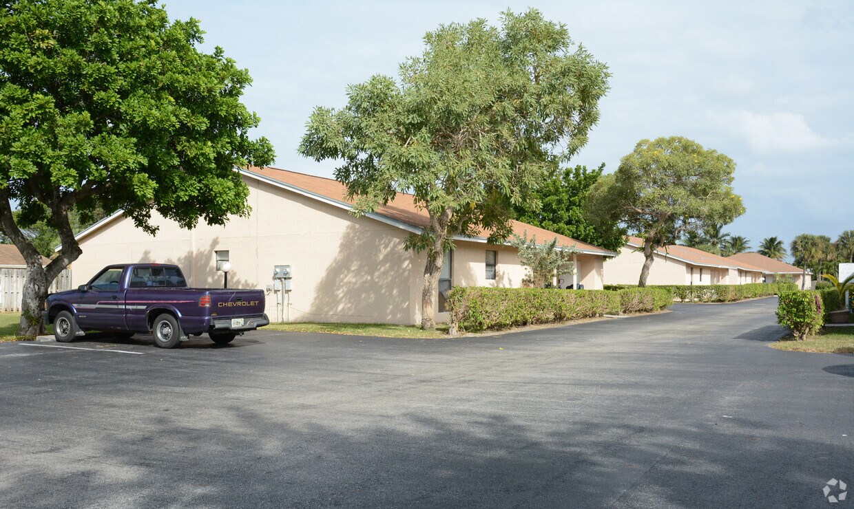 Primary Photo - Roan Gardens