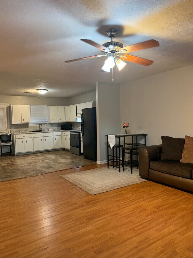 Building Photo - 11 Oak St