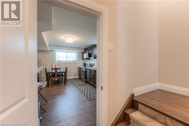 Building Photo - 537 Valhalla Cres