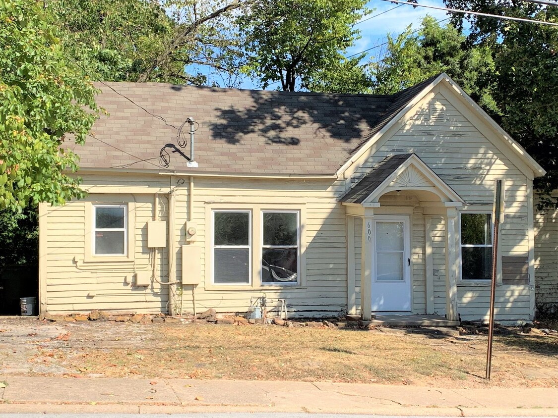 Primary Photo - 600 W Douglas 2BR/2BA Home on large lot cl...