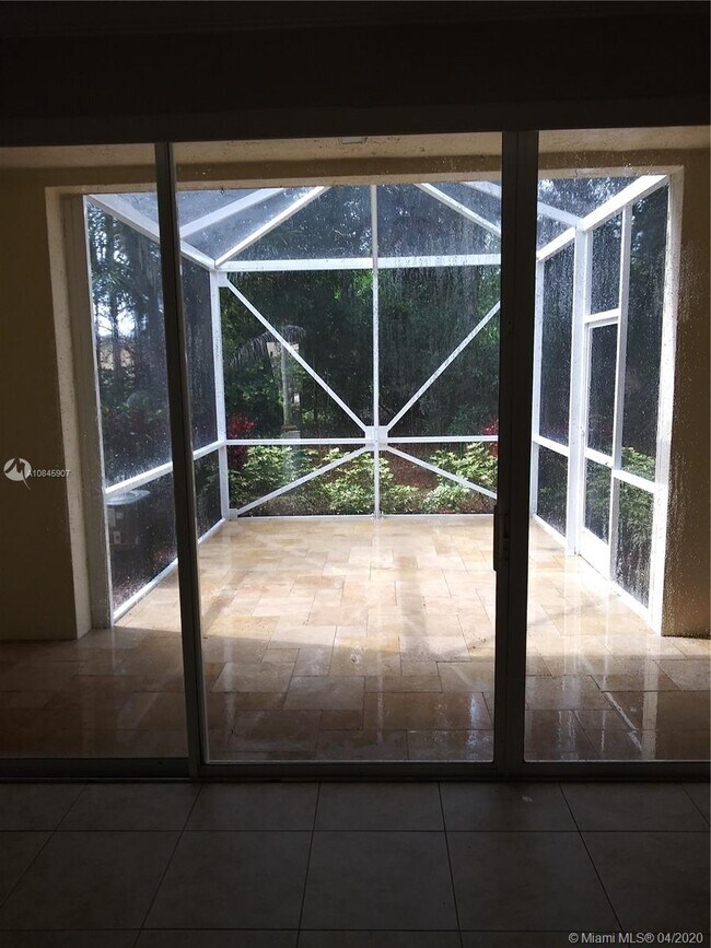 Building Photo - 9680 Lago Dr