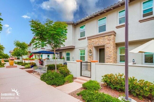 Building Photo - Stunning 3Bdm 2.5Ba Townhouse in Gated Com...